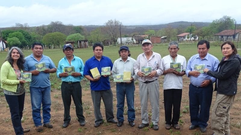 Lomerio-folks-with-books_800x500_acf_cropped-aspect-ratio-16-9